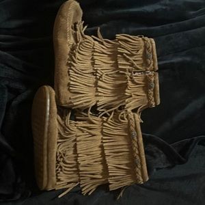 Minnetonka boots size 2